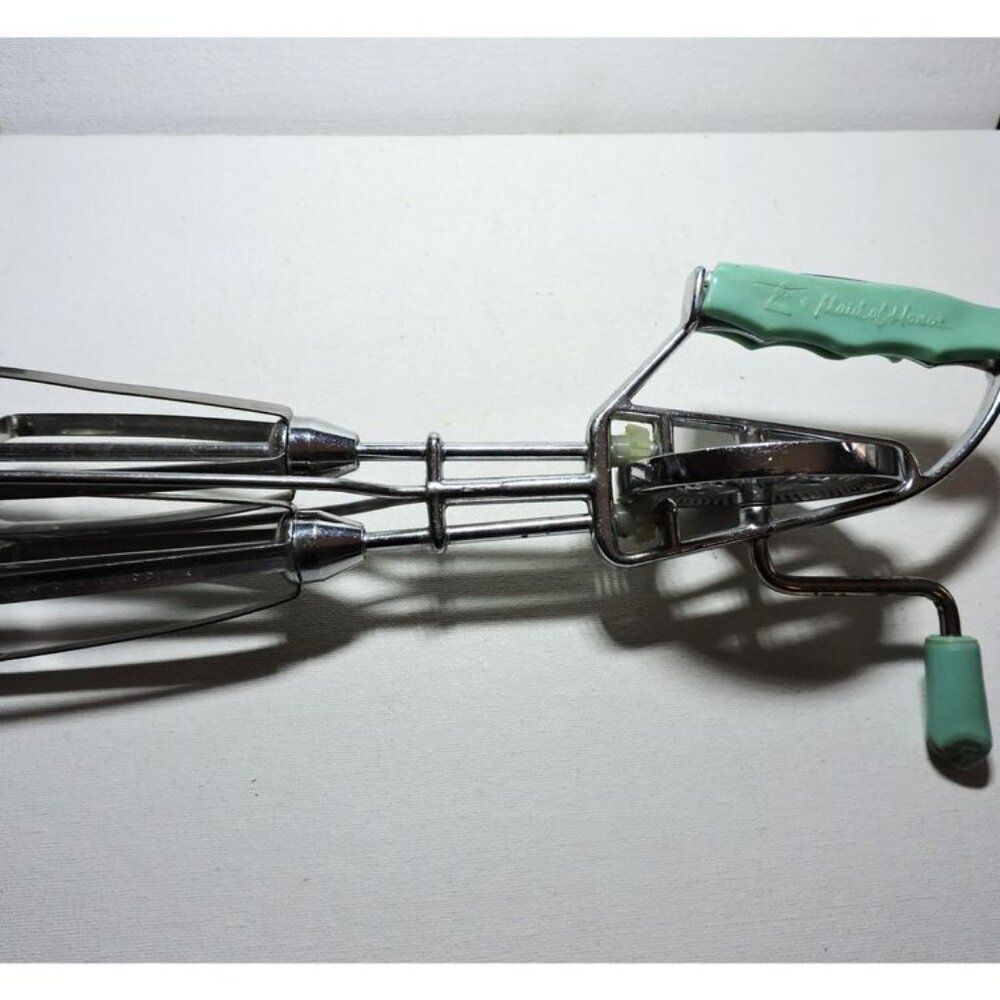 2 Vintage Hand Crank Egg Beaters Ekco Maid Of Honor Kitchen Decor Tools - Picture 4 of 8